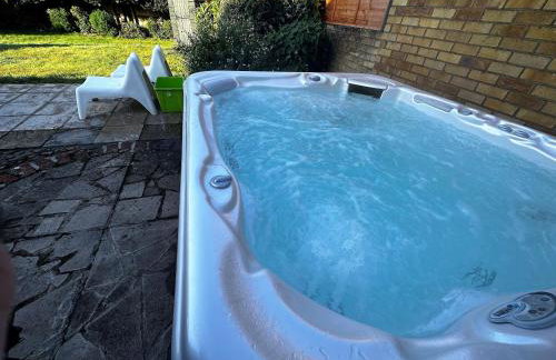 Kennedy Villa - 5 Bedroom House with Hot Tub, WiFi, Free parkings, Close to Bicester Village - Foto 6