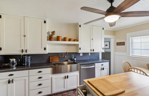 Charming Downtown McCloud Retreat home - Foto 25