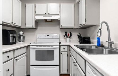 Alaskan WolfDen Close to airport centrally located - Photo 15