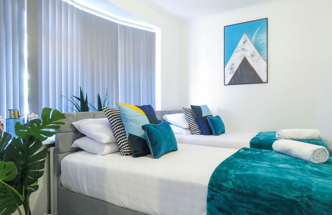 Tudors eSuites 4 Bedroom House with Garden & 9 Beds - Foto 11