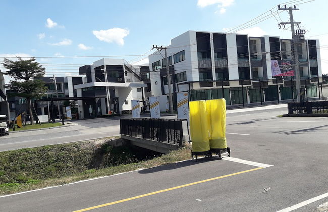 New Loft Modern Home - Photo 38