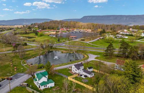 Pondview 4BR Cabin-Walk to Caverns, Hot Tub, Wi-Fi - Foto 28