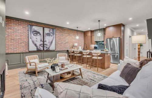 New 2 Luxe Townhomes with Rooftops Sleeps 24 - Foto 1