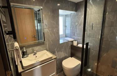 Luxurious, Unique & Elegant Cottage with Hot Tub - Foto 23