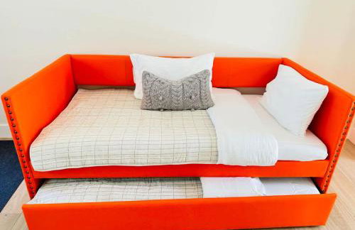 Superb location steps to DT and UT - Foto 24