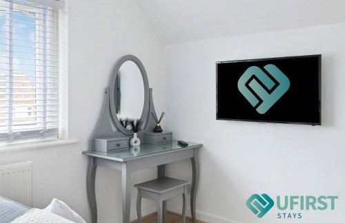 Delightful 3BR Home - Hot Tub - Near Castle, QMC - City Centre & Trent Bridge - Free WiFi & Parking - Sleeps 6 - Foto 45