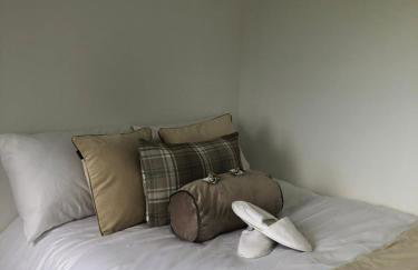 Luxury Glamping Cabin sleeping 4 People with Private Hot Tub and BBQ with views across the North Coast Ballycastle Pod 2 - Foto 48