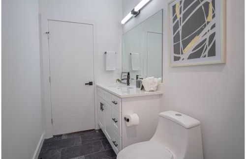 Gorgeous 3 BR 2 BA Near Amazing Downtown - Photo 28