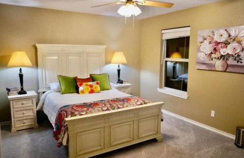 Massive lakefront home with HOT TUB - Foto 37