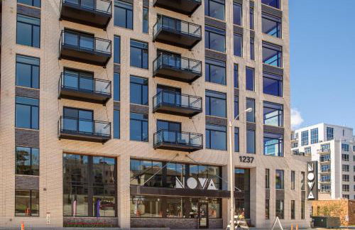 Modern East Side 1BR Apt with Balcony, Pool, and Gym - Foto 51