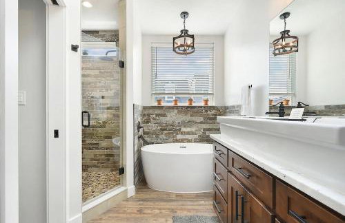 HostWise Stays - The Larryville - Amazing Bathroom, Perfect Location, Custom Build - Foto 11