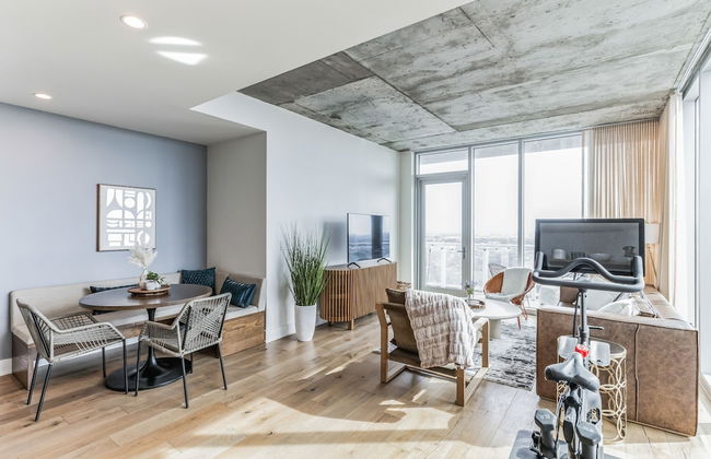 High Rise Luxury Condo With Lake & City Views - Foto 21