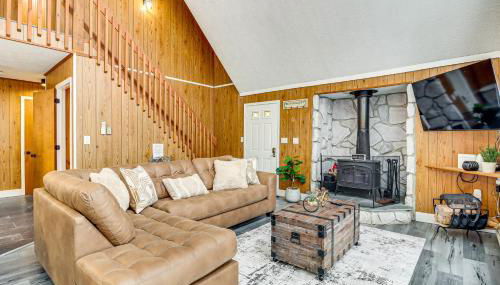 Scenic Views! Clifton Twp Chalet with Fire Pit, Deck - Foto 2