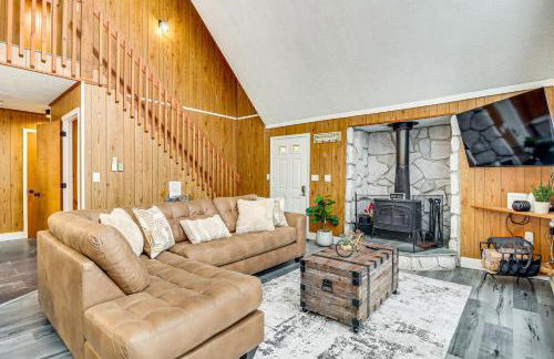 Scenic Views! Clifton Twp Chalet with Fire Pit, Deck - Foto 2