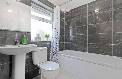 Centrally Located 4BR House By Hyped Properties Short Term Rental Agency With Free Parking Wolverhampton - Foto 51