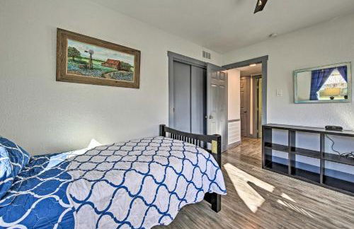 Remodeled Retro Home with Deck, Walk to Main Street! - Foto 16