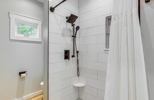 Rock Hall Retreat with Balcony Near Park and Marina! - Foto 13