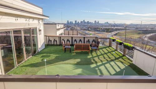 Jack Daniels House with Rooftop Golf, City views! 8min to Whiskey Row! Sleeps 10! - Foto 4