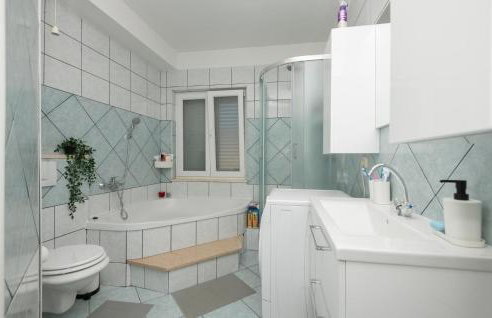 Lovely Apartment In Katuni With Wifi - Foto 26