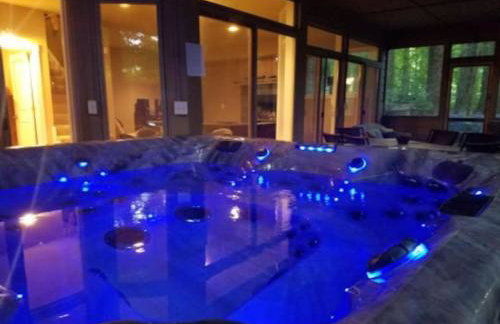 Woodshores Retreat - cozy retreat, hot tub, Lk MI - Photo 2