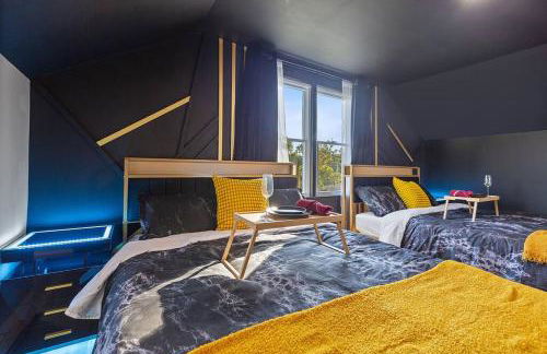 Dark House With HotTub TV in Rooms - Foto 47