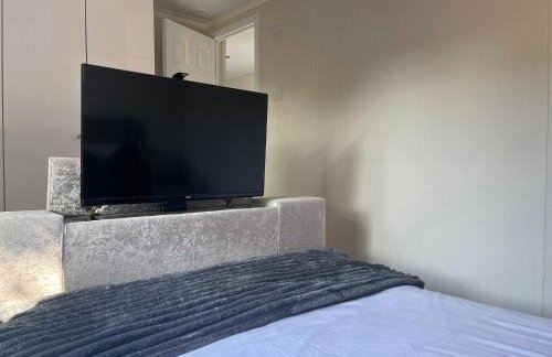 Riverside Lodge, with Hot tub on The River Severn - Photo 9