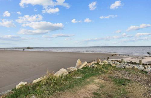 Seabrook 3BR Sleeps 10 w Backyard, Fire Pit Near Kemah - Foto 39