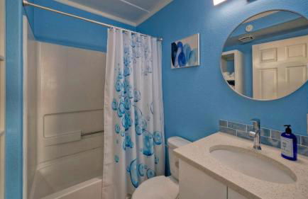 Oceanfront Condo w/ Private Balcony Pool + Tennis Bubbly Blew by Avantstay - Foto 36