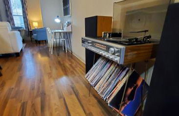 Old Fort Loft King & Queen suites nearest accomodation to Marshals Museum power your EV for free! - Foto 5