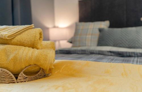 Glenroy Place - sleeps 7, private drive, log burner - Foto 17