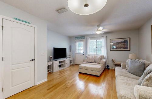 Inviting condo with an outdoor pool, washer/dryer, & AC - near the beach - Foto 7