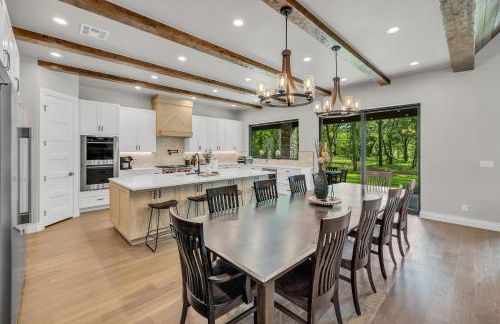 Game Room and Hot Tub! Lakefront Monkey Island Haven - Foto 3