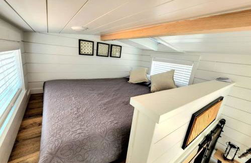 NEW Nook Tiny Home with Deck Firepit Skylights - Foto 13