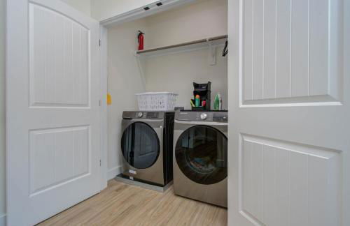 3bd-Rooftop Movie Theater-BBQ-Retro Music Theme-Downtown 8mins - Photo 42