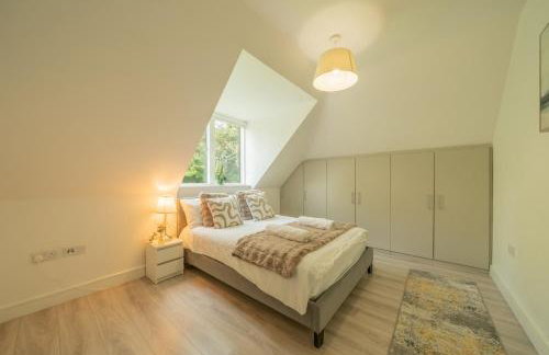 New! Modern Elegant 2-Bed Apartment, free parking - Photo 19