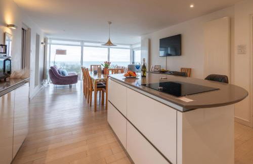 Spacious Coastal Retreat with Sea Views - Foto 14