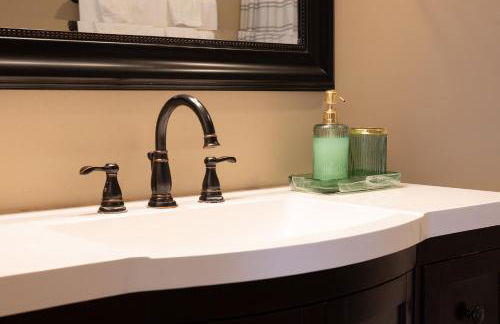 Luxury Federal Hill Home with Rooftop & 4 Parking Spots - Foto 22