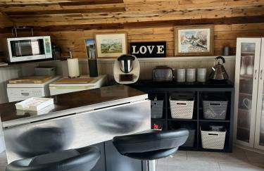 The Shed . A cosy, peaceful, 96% recycled, chalet. - Foto 17