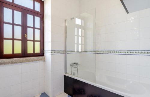 HostWise - Country Villa w/ Pool, Court & Views - Foto 42