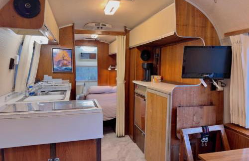 Secluded Private Retreat with Cabin & Vintage Airstream - Foto 8