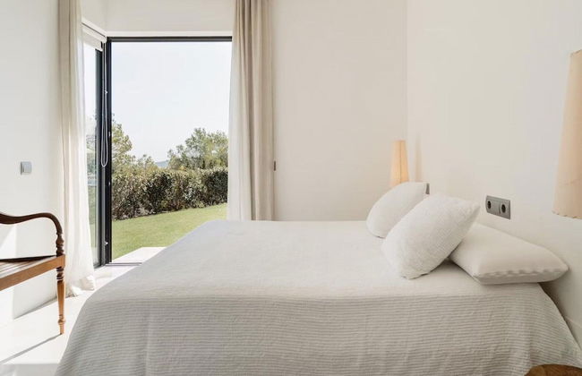 Modern Villa With Minimalistic Decor - Photo 3