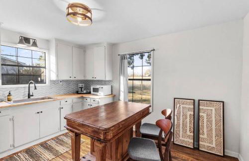 Southern Magnolia House with Porch Swing - Foto 9