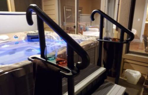 Woodshores Retreat - cozy retreat, hot tub, Lk MI - Photo 10