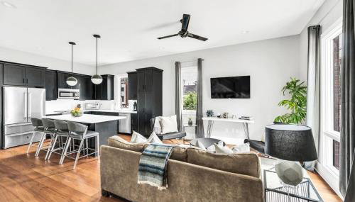 Luxury and Spacious Home with Private Garage and Fire Pit - Foto 3