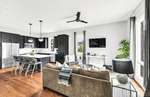 Luxury and Spacious Home with Private Garage and Fire Pit - Foto 3