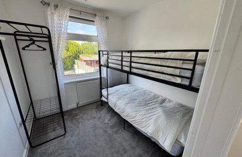 Delightful family home with parking, 8 minutes to beach - Foto 25