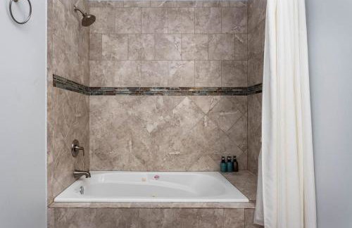 Hot Tub, Views & Game Room - 20 min to Downtown Asheville! - Foto 23