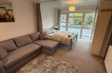 1st floor studio flat in Crawley! Close to Gatwick - Foto 1