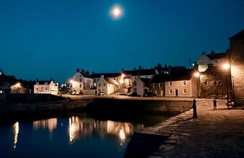 Modern Coastal Retreat, 5-Bedroom, 4-Bathroom Home, with Parking in Portsoy - Foto 54