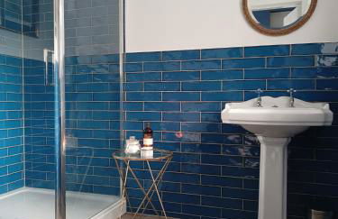 The West Wing at Eriviat Hall Hot Tub - Photo 64